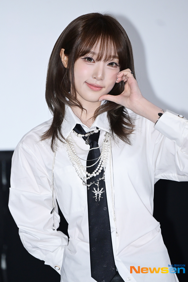 최예나 wearing PB040B
